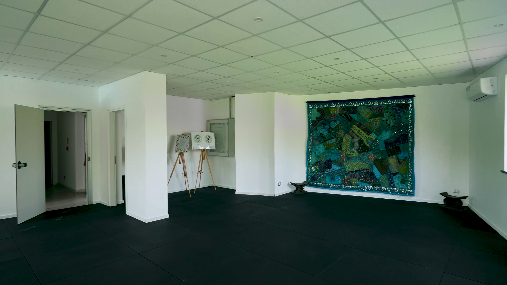 Ground-floor multipurpose room with decorative wall covering